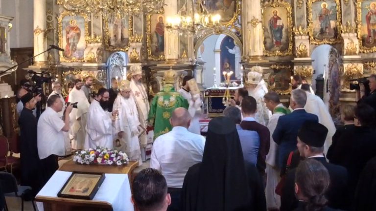 Света Архијерејска Литургија уживо из Саборног храма у Сентандреји, 26. мај 2019.